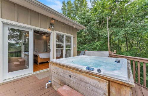 The Retreat at Wildwood - Hot Tub Theater & Deck - Foto 21