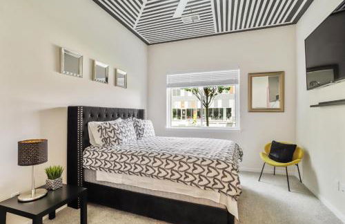 Lux House Of Champagne 2BR 2BA Free Parking & Wifi - Photo 2