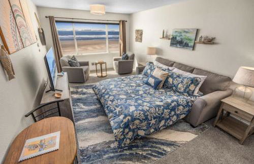 Oceanfront Suite - Top Floor - Sleeps 4 - Pool and Sauna - Foto 6