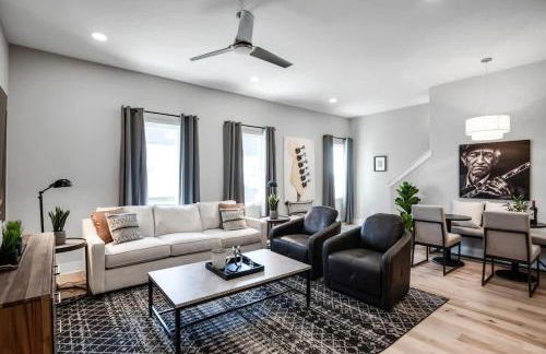 Rooftop Views - Hot Tub - Near Honky Tonks & Bars - Photo 11