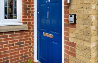 Knaphill - 2 Bedroom Terrace House - With Garden - Photo 18