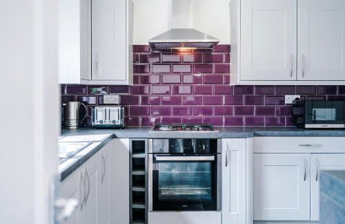 Beach Retreat with Hot Tub Sleeps 8 - Foto 27