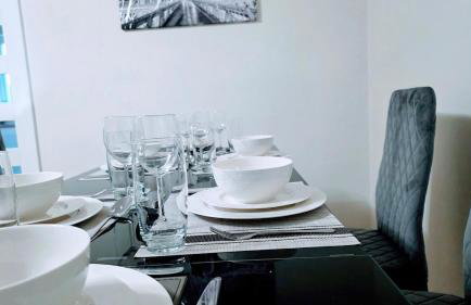 Modern 3 Bed House with Parking for Families and Contractors - Foto 9