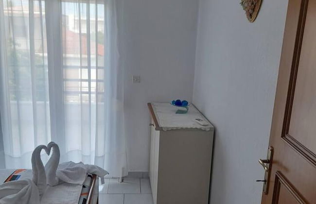 Impeccable 2-bed House in - Photo 9