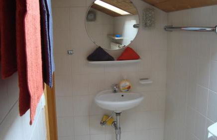 Dachgeschosswohnung mit toller Aussicht vom Balkon auf den wenige Meter entfernten See - Foto 4