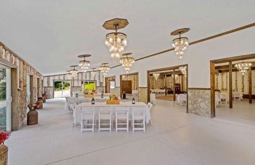 Spacious Villa Rental with a Pool for a Large Group near Catskill Mountains, New York - Photo 34