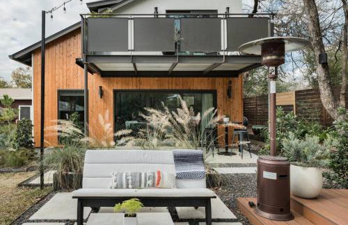 Cozy Bungalow Retreat Walking Distance to Downtown - Photo 1