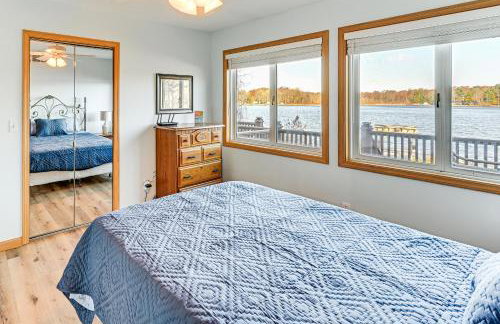 Dock and Gazebo! Lakefront Duplex Near South Haven - Foto 16