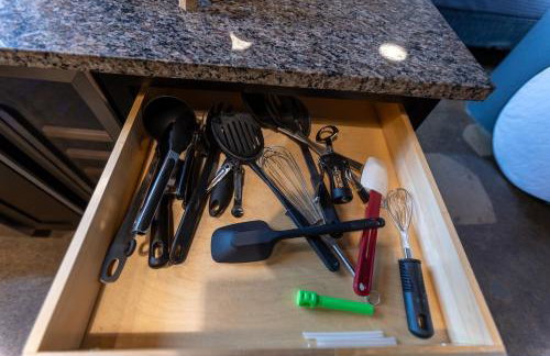 Steps 2 Everything! - KING Bed - Amazing Roof and Gym - Foto 36