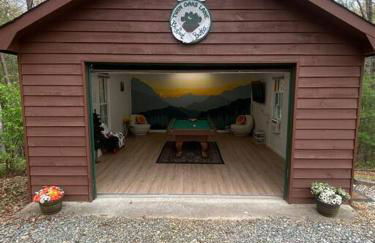 Peak-a-Blue Cabin - Watch Movies from Hot Tub, Mountain View, Bigfoot Bunker Game Room, Fire Pit, Oversized Deck, Screened-in Porch - Foto 37