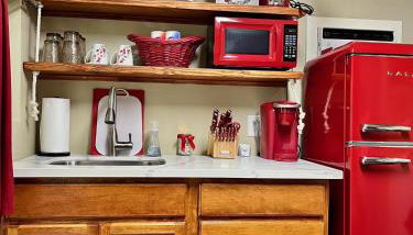 Casita with Swimming Pond & Sand Volleyball Access - Foto 3