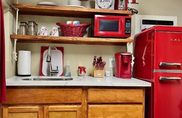 Casita with Swimming Pond & Sand Volleyball Access - Foto 3