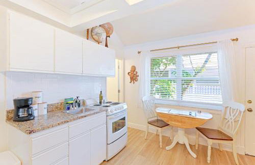 Newly remodeled 8-steps to sand path of Beach! - Foto 6