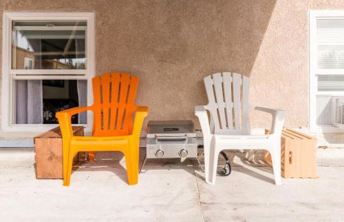 Sunny Boho Chic West Hollywood Flat! - Photo 12