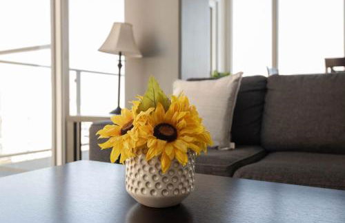 Stylish 3BR High-Rise with Pool, Hot Tub & Rooftop Views - Foto 6