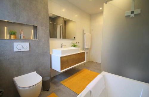 Großes Apartment mit Küche, Dusche, Badewanne, Balkon, Parkplatz vor dem Haus, ruhig gelegen, ADA4 - Foto 49