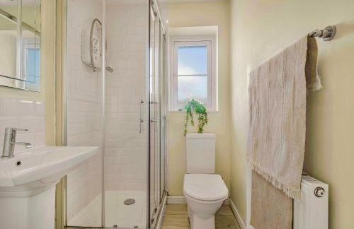 Spacious 4 Bedroom Warrington House with Free Parking Perfect for Contractors, Families and Business Guests - Foto 12