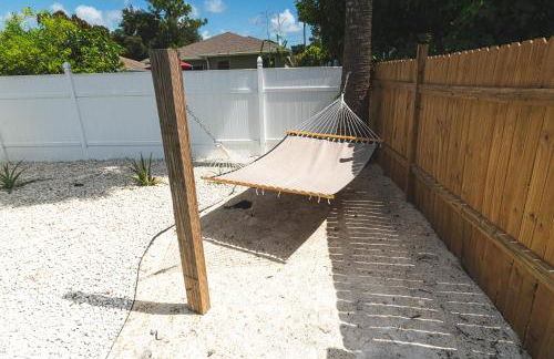 Golfers Paradise 4-hole PUTT-PUTT, Mega Chess with huge backyard, hammock - Photo 35