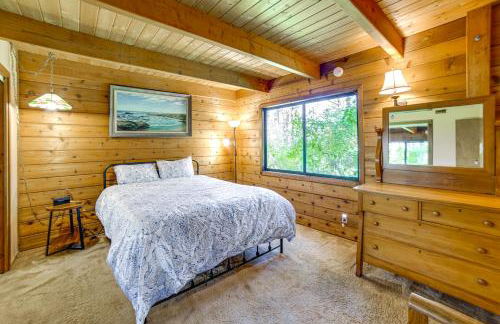 Hot Tub, 1 Mi to Beach 12-Acre Fort Bragg Cabin! - Foto 11