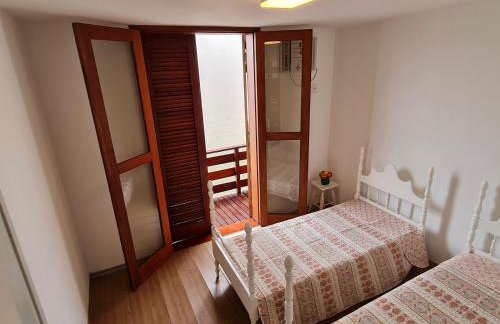 Casa Super Agradável, 250 metros da praia da Areia Preta, cinco quartos com ar, wifi, garagem, completa - Foto 29