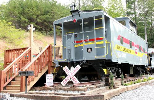 Glamping Caboose Rental Perfect for Families near Clyde, North Carolina - Foto 9