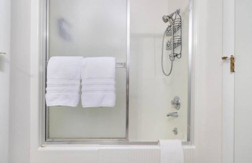 Relaxing Lakefront Retreat w/ Hot Tub & Dock - Foto 67