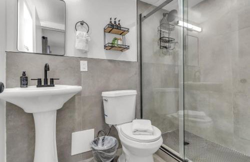Bayview Regency Apartments By Lowkl - Photo 38