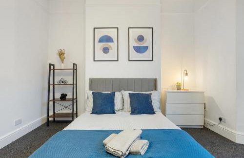 Central LDN 3-Bed Sleeps 8, Garden & Parking - Photo 17
