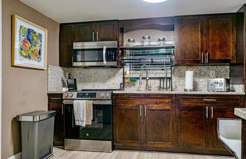 Tropical escape with fire pit near airport & stadium - Foto 10