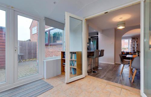 Pass the Keys Spacious and modern house with Free Parking - Photo 50