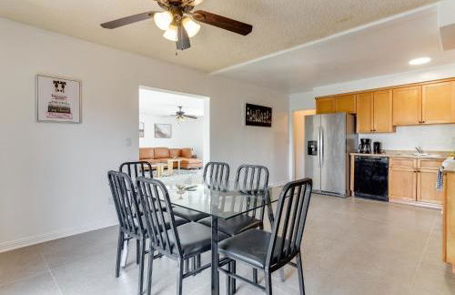 Charming 5 Bedroom Granada Hills House with Pool - Foto 15