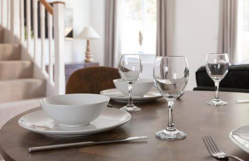 Runcorn Spacious Modern 3 bedroom House, 4 beds, On site Parking, Long stay deals - Foto 7