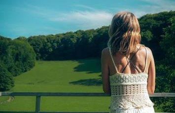 Freistehendes Ferienhaus mit Kamin, Sauna, atemberaubenden Blick ins Tal, mehrere Terrassen, 1500qm Grundstück 1,6m hoch eingezäunt - Foto 8