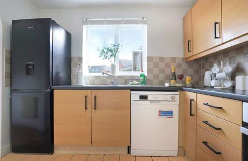 Grange House with Free Parking, Garden, Superfast Wifi and Smart TVs with Netflix by Yoko Property - Photo 20