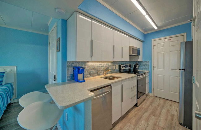 Oceanfront Condo w/ Private Balcony Pool + Tennis Bubbly Blew by Avantstay - Foto 4