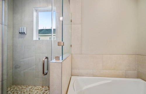 Spacious 3 Bed House near MD Anderson with Free Parking & Wi-Fi - Photo 32