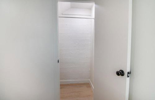 Central LA Loft Studio Queen Sofa WFH Ready - Photo 80