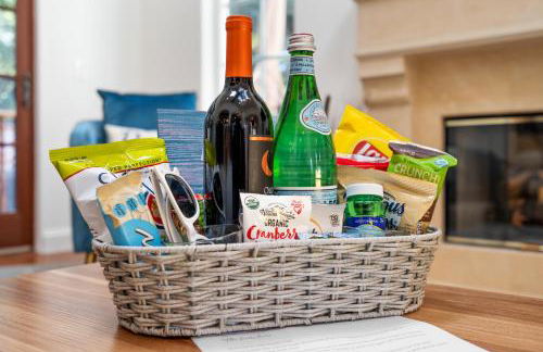 Gorgeous Santa Cruz Villa - Modern Beachside Paradise with NEW Hot Tub & Fast Wi-Fi - Foto 72