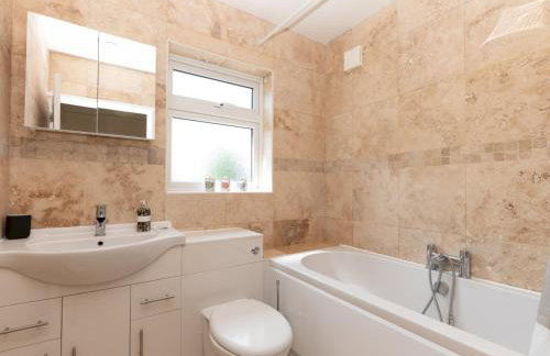 Pass the Keys Stunning Spacious Chessington Gem with Parking - Photo 38