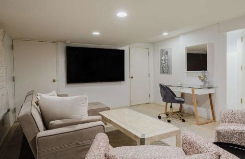 Private Beautiful Townhome w Zen Garden - Photo 15