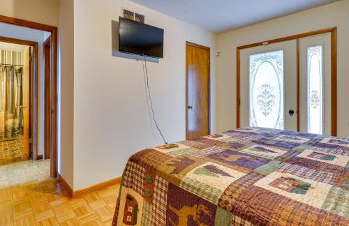 Cabin with Deck about 3 Mi to Apple Valley Lake! - Photo 13