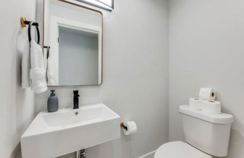 Luxurious Newly Built 5BR 5BA | Rooftop W/ Grill - Foto 31