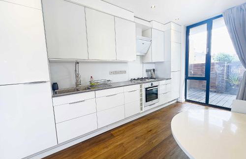 Beautiful London Townhouse - 5 mins from Queens Road Station - Foto 5