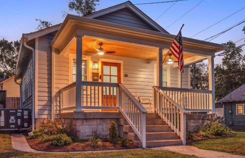 Fully Furnished Bungalow with Deck Near City Center - Foto 1