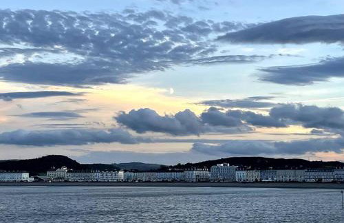 Gorwel is an Art Deco 1930s villa with sea views - Foto 19