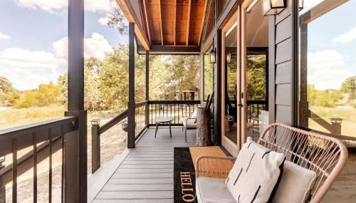 Modern Farmstay Cabin with Friendly Animals, Pond Views & Nature Trails Near Cedar Creek, Texas - Foto 2