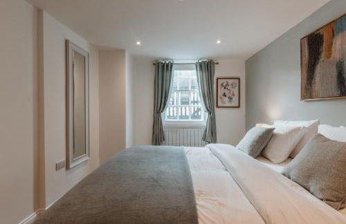 2 Bed Apartment Overlooking the Square Step Out to Shops & Dining - Foto 21