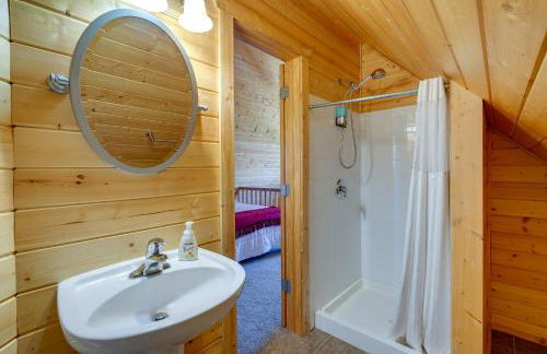 Lakefront Columbia Cabin with Porch and Shared Dock - Foto 18