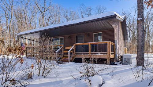 Northwoods Escape Lakeside Retreat with Deck - Foto 1