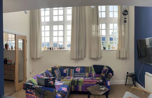 Unique Old Auction House - Photo 18